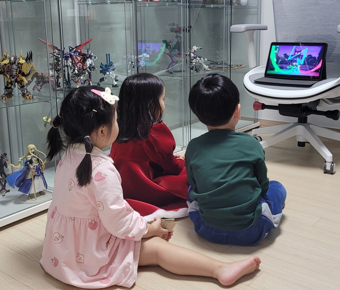 만 3세, 만 4세 아이들이 태블릿PC를 통해 영상을 보고 있다. 김지혜 기자