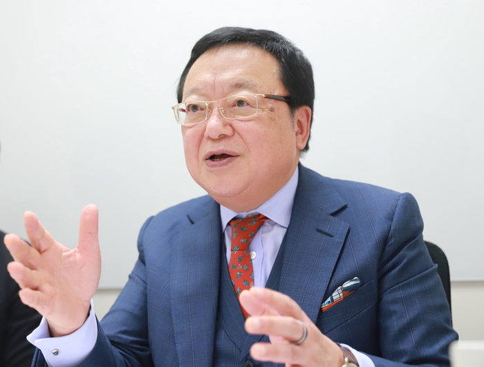 미야케 스구루 일본 M&A 센터 회장이 11일 서울 영등포구 한국 KMX에서 영남일보와 인터뷰를 하고 있다. 정재훈기자 jjhoon@yeongnam.com