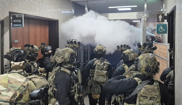 지난해 12월4일 새벽 국회 본청에 진입한 군 병력이 국민의힘 당대표실쪽에서 본회의장 으로 진입하려 하자, 국회 직원들이 소화기를 뿌리며 진입을 막고 있다. 연합뉴스