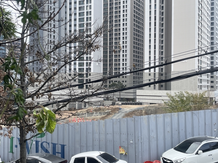 동화주택의 대구 수성구 범어동 주택사업 부지. 당초 올해 공급이 예상됐으나 부동산 PF(프로젝트파이낸싱) 등의 어려움으로 사업이 지연되고 있다.  윤정혜 기자