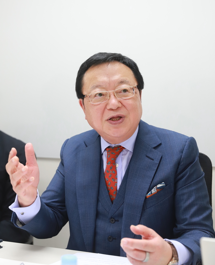 미야케 스구루 일본 M&A 센터 회장이 11일 서울 영등포구 한국 KMX에서 영남일보와 인터뷰를 하고 있다. 정재훈기자 jjhoon@yeongnam.com