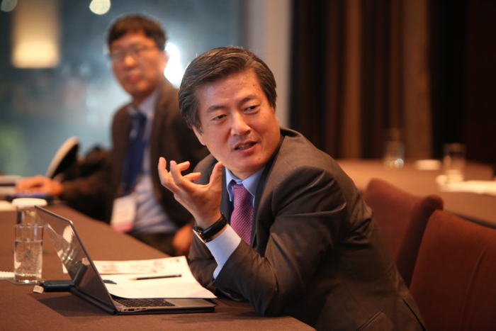 한-불 협력 포럼에서 스마트 디바이스 개발과 관련한 논의를 하고 있는 한상철 박사의 모습. 한 박사는 정보 통신 분야를 넘어 인공지능, 로봇 분야까지 아우르는 기술융합 전문가로 손꼽힌다.  경북도 제공