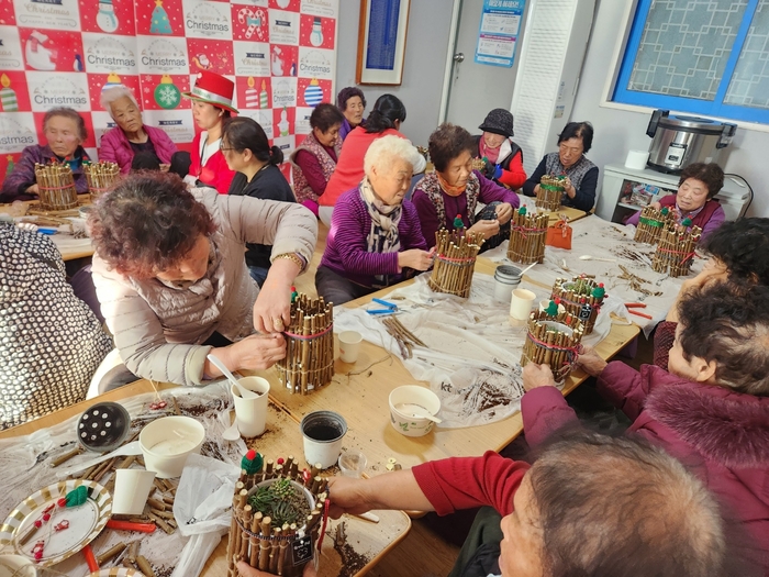 경산원예치유회 봉사동아리가 경로당 어르신들을 대상으로 원예치유 프로그램을 진행하고 있다. <경산원예치유회 제공>