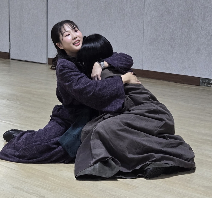 뮤지컬 앙상블로 무대에 서는 김희영 배우가 공연에 앞서 연습을 하고 있다. <김희영 배우 제공>