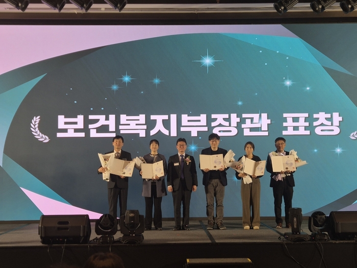 16일 서울 JW 메리어트 동대문스퀘어 서울 그랜드볼룸에서 열린 응급의료 발전 유공자 표창 행사에서 보건복지부 장관 표창 수상자들이 표창장을 받은 뒤 기념촬영을 하고 있다.<강남종합병원 제공>