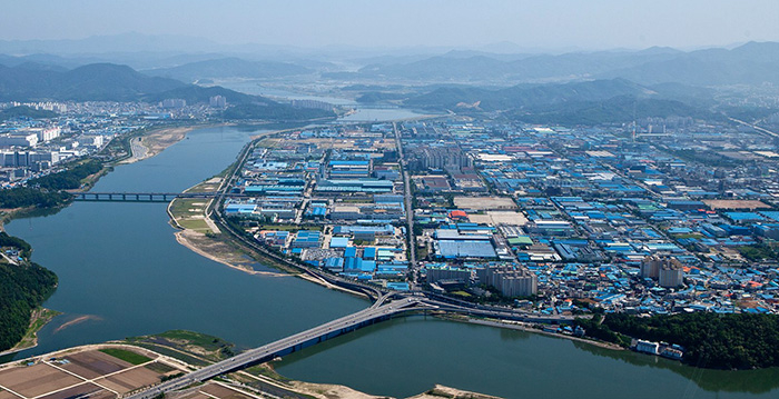 구미시가 민선 7기 4년 간 1천170개 기업 유치 및 투자유치로 8조2천852억원, 고용창출 8천610명의 성과를 거두며, 산업재편에 성공하고 있다는 평가가 나오고 있다.  구미국가산업단지 전경<영남일보 DB>