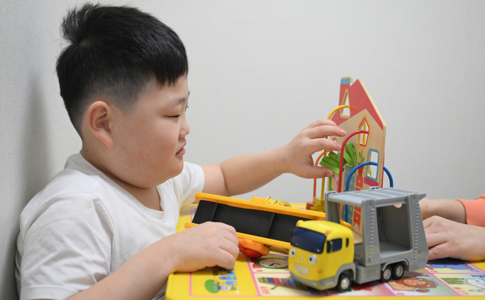 뇌병변과 지적 장애를 가지고 있는 도현이(가명)가 방에서 장난감을 만지며 놀고 있다.
이지용기자 sajahu@yeongnam.com