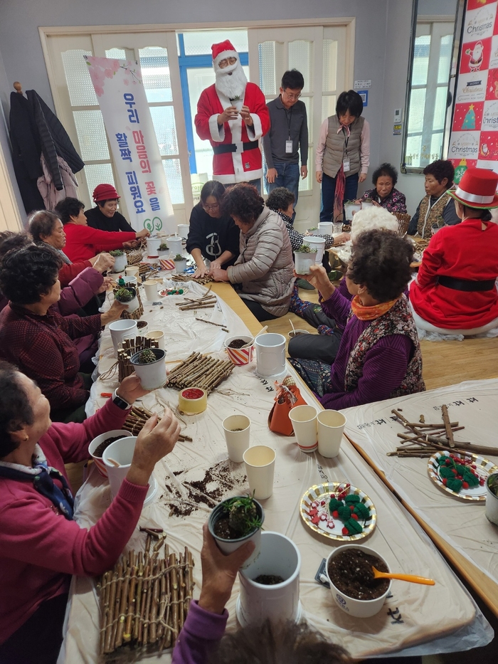 경산원예치유회 봉사동아리가 경로당 어르신들을 대상으로 원예치유 프로그램을 진행하고 있다. <경산원예치유회 제공>