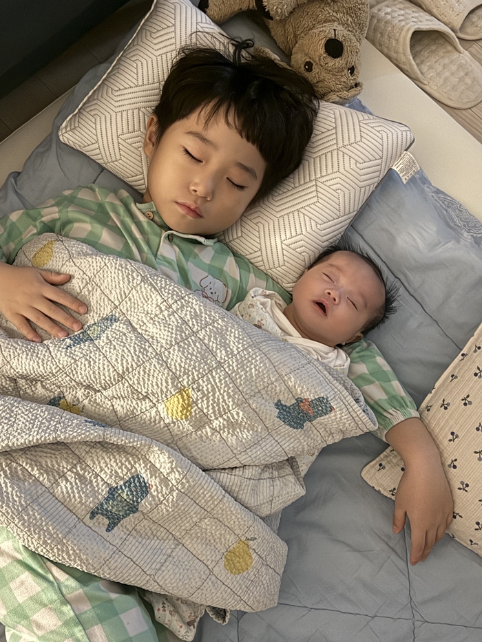 홍유준(7)군이 동생과 함께 잠을 자고 있다. 이혜미씨 제공.