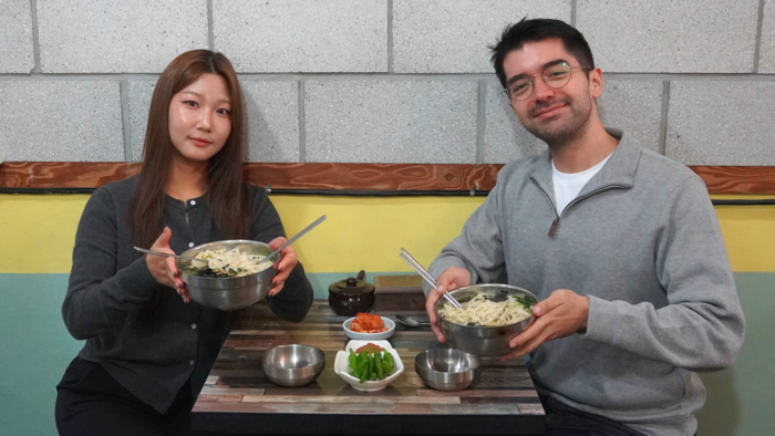 대구 10미 시식단으로 나선 타지인 서영현씨(왼쪽)와 외국인 크리스티안가 누른국수를 시식하면서 기념사진을 촬영하고 있다. 이나영기자 2nayoung@yeongnam.com