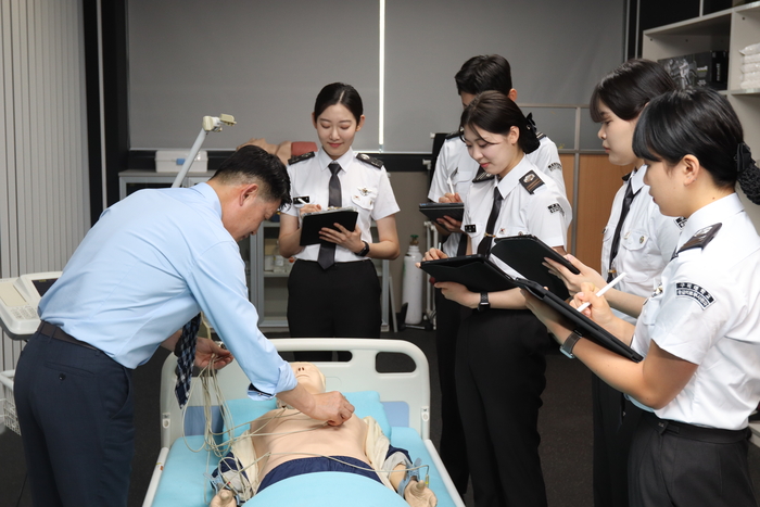 구미대 응급구조학부 학생들이 실습실에서 수업을 받고 있다. <구미대 제공>