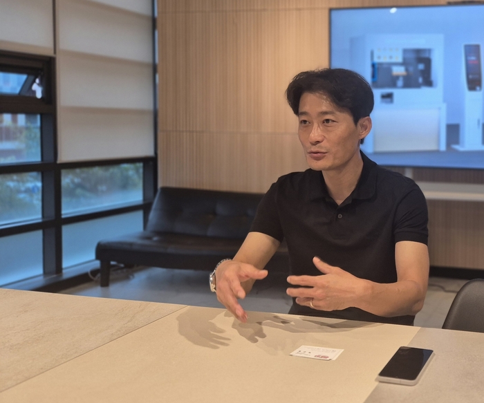 윤덕호 <주>엠디엑스 대표가 자사의 바리스타 로봇에 대해 설명하고 있다. 이승엽기자