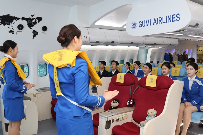 구미대 호텔관광서비스과 학생들이 비행기에서 승무원 실습을 하고있다. <구미대 제공>