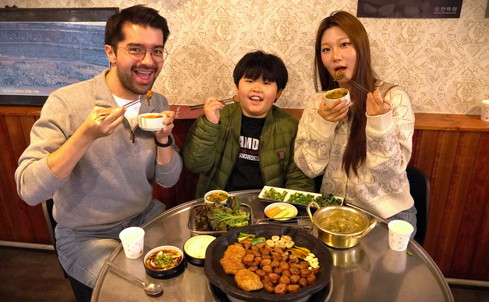 대구 10미 시식단 외국인 크리스티안(왼쪽)씨와 도이군, 서영현씨가 막창 시식에 앞서 기념사진을 찍고 있다. 박지현 기자 lozpjh@yeongnam.com