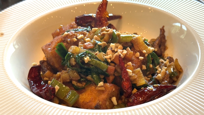 프리미엄 중식당 시후의 깐풍두부. 바삭한 두부와 매콤한 양념이 잘 어우러졌다. 이동현 기자