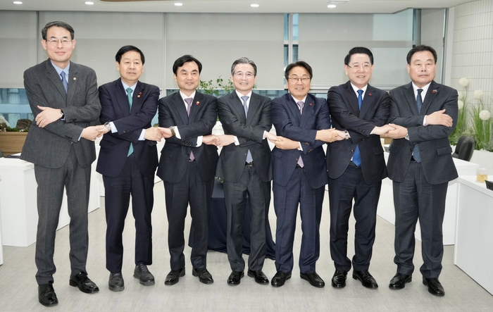 광주 군 공항 이전 6자(광주시·전남도·무안군·기재부·국방부·국토부) 협의체 첫 회의 참석자들이 손을 맞잡고 있다. 광주시 제공