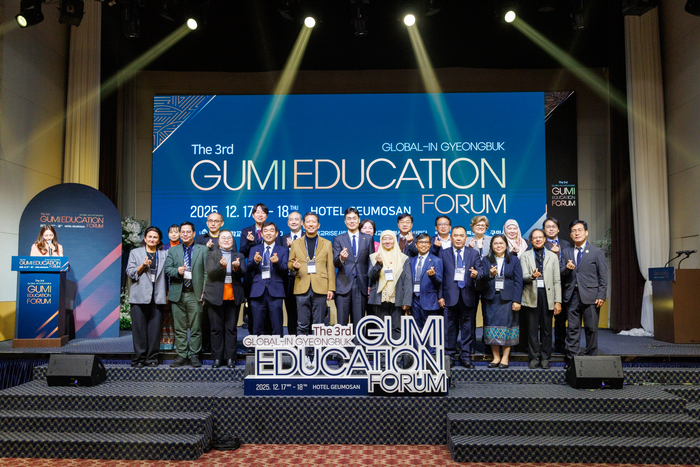 경운대학교와 동남아시아교육장관기구(SEAMEO)이 공동 주관하는제3회 구미 에듀케이션 포럼이 17일 개막했다. 포럼은 18일까지 구미 호텔 금오산에서 열린다. 개막식 후 주요 참석자들이 포럼 성공을 기원하는 단체 사진촬영을 하고 있다.<경운대 제공>