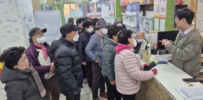 ``주민증만 보여주면 먹거리 한아름``…`그냥드림` 마켓 30전부터 행렬