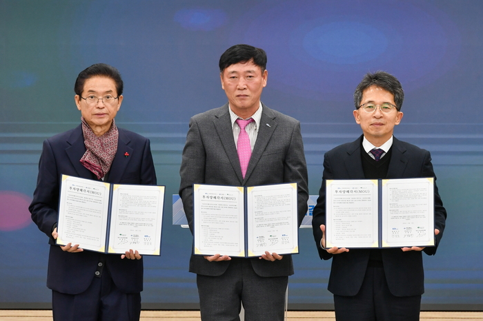 ㈜KDI-경상북도-영주시가 방위산업 제조공장 신설 투자양해각서를 체결(왼쪽부터 이철우 경북도지사, 정정모 KDI 대표이사, 유정근 영주시장 권한대행)한 뒤 기념촬영을 하고 있다. 영주시 제공