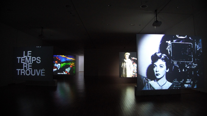 영화 이후 전시. 전시실에 들어가면 가장 먼저 라는 장-뤽 고다르의 기념비적 비디오 작업인 영화사(들)을 보게 된다.