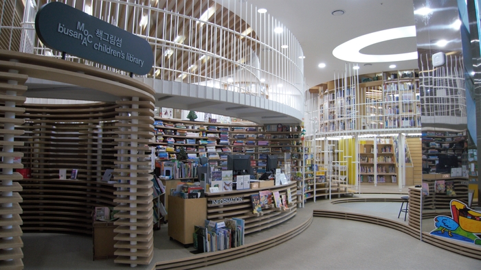 어린이 도서관인 책그림섬. 을숙도 갈대숲을 모티브로 조성된 곳으로 예술성이 뛰어난 팝업 북, 어린이를 위한 독립 출판물, 다양한 언어의 그림책 등을 소장하고 있다.