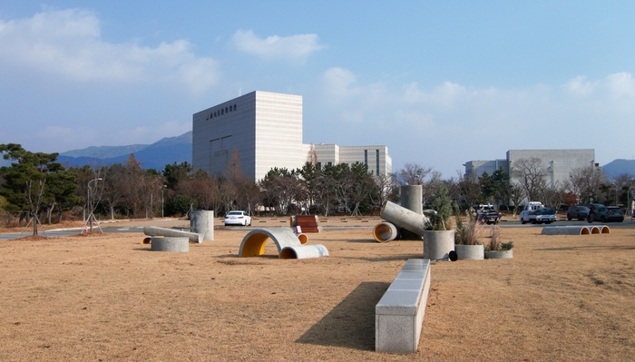 부산현대미술관 야외조각공원. 나의 집은 나 전시의 콘크리트 유토피아 작품이 전시되어 있다. 건설 잔재를 재활용한 작품이다. 을숙도문화센터가 가깝다.