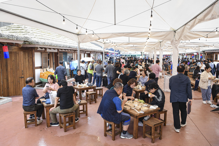 주말 나들이 코스로 주목받고 있는 가은아자개장터가 많은 관광객들로 북적이고 있다. <문경시 제공>