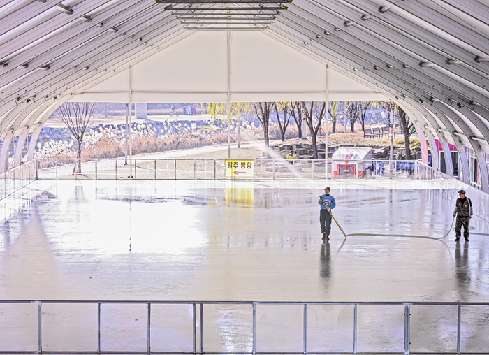 18일 대구 북구 읍내동 팔거천 럭키광장에 조성된 야외스케이트장에서 관계자들이 개장을 하루 앞두고 빙질 정비 작업을 하고 있다. 북구청은 오는 19일부터 내년 2월 8일까지 52일간 팔거천 야외스케이트장을 휴일 없이 운영한다. 스케이트장과 초보자용 링크, 얼음썰매장, 아이스튜브슬라이드 등 체험시설을 갖췄으며, 일반용과 초보용 링크를 구분하고 지붕을 설치해 날씨 영향 없이 이용할 수 있도록 했다. 스케이트 이용료는 1천원이며 통합이용권은 3천원이다.
이현덕기자 lhd@yeongnam.com 