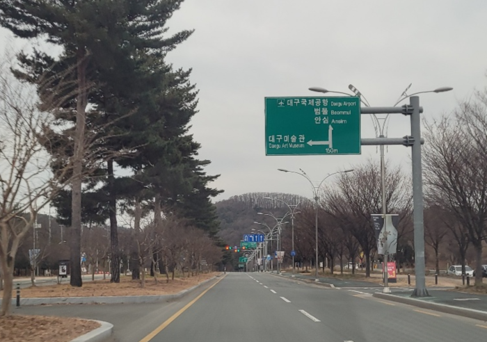 대구 수성구 대구간송미술관 진입도로 교통안내표지판에 대구간송미술관에 대한 안내가 없다.<임훈기자 hoony@yeongnam.com>