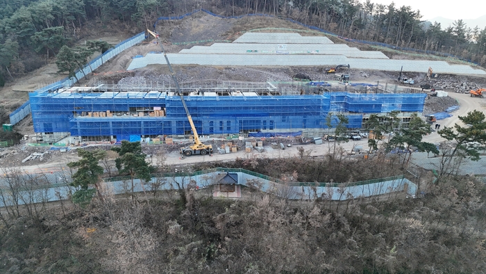 대구 달성군 다사읍 세천리 산52-1 일대에서 공사가 진행 중인 달서중·고등학교 이전 신축 현장 전경. 교사동 골조 공사가 진행되며 건물 윤곽이 점차 드러나고 있다.<달성군 제공>