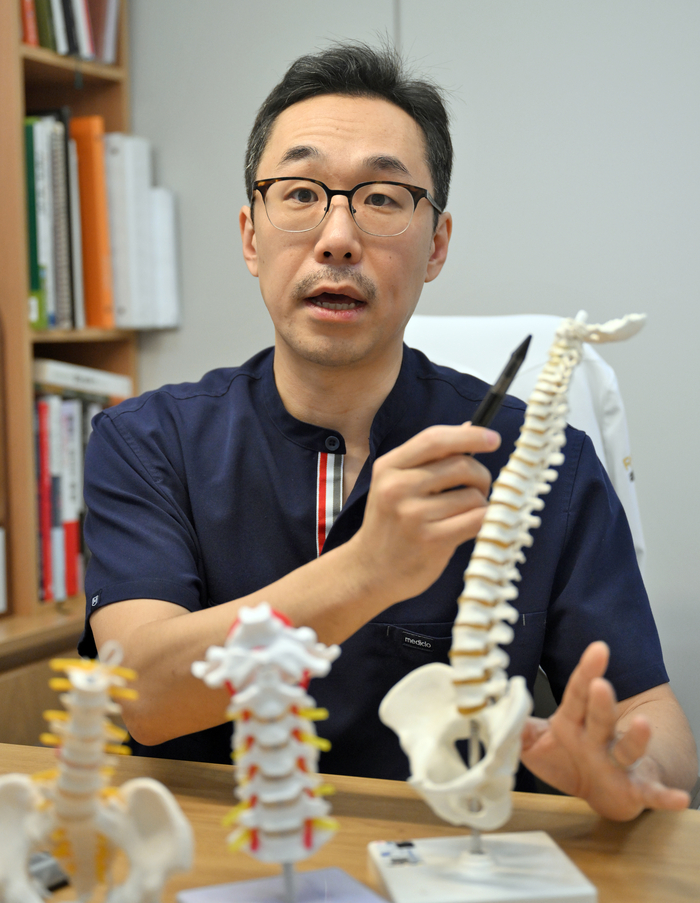 김형민 리봄한방병원 대구점 대표원장이 척추질환에 대해 설명하고 있다. 이지용기자 sajahu@yeongnam.com