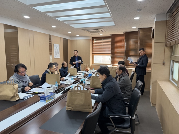 부림요양병원과 MG하양새마을금고 관계자들이 19일 금고 회의실에서 업무협약 체결에 앞서 협약 내용에 대해 설명을 듣고 자료를 검토하고 있다.<부림요양병원 제공>