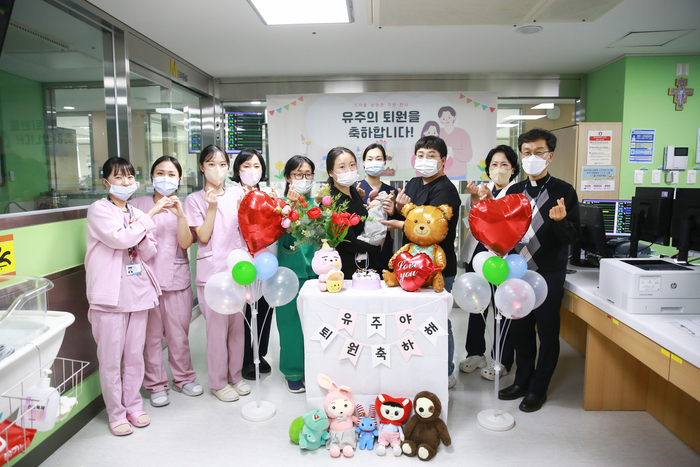 신생아집중치료실(NICU) 의료진과 가족이 출생 체중 328g의 극초미숙아 이유주 아기의 퇴원을 축하하며 기념사진을 촬영하고 있다. 이유주는 재태기간 26주에 태어나 191일간의 집중 치료 끝에 체중 4㎏으로 성장해 건강하게 퇴원했다.<대구가톨릭대병원 제공>