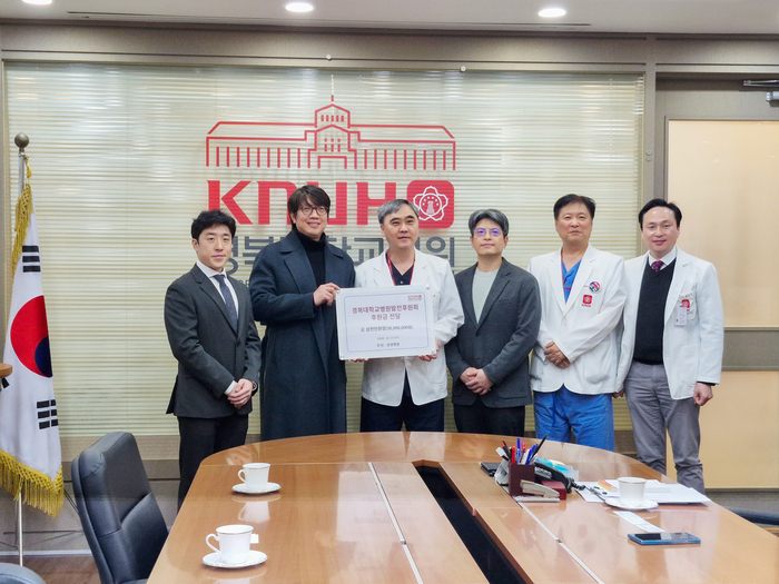 굳센병원 장효원·김용근·백승길 병원장이 경북대병원 본관 원장실에서 후원금을 전달 한 뒤, 기념 촬영 하고 있다.<굳센병원 제공>