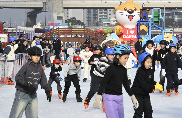 지난 20일 오후 대구 남구 신천 스케이트장에서 시민들이 스케이트를 타며 즐거운 시간을 보내고 있다. 영남일보DB