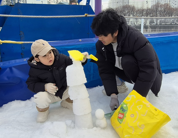 20일 오후 대구 남구 신천 스케이트장을 찾은 박하음(5) 군이 눈놀이터에서 아버지와 함께 눈사람을 만들고 있다. 조윤화 기자