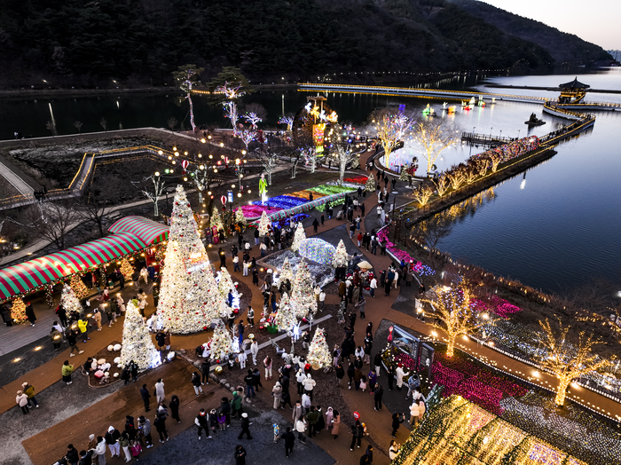 21일 대구 달성군 송해공원에서 겨울 경관조명 사업 별빛 산타 레이크가 점등된 가운데, 방문객들이 호수 주변 산책로와 공원 일대에서 크리스마스 조형물을 배경으로 겨울밤 풍경을 즐기고 있다. 달성군이 올해 처음 선보인 이번 경관조명은 내년 3월 말까지 운영되며, 매일 일몰 후 자동 점등 될 예정이다. 
이현덕기자 lhd@yeongnam.com
