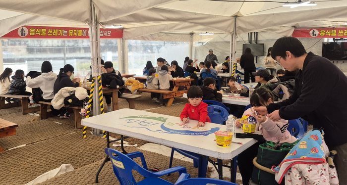 20일 오후 대구 신천 스케이트장 내 마련된 쉼터에서 시민들이 매점에서 구입한 음식이나 준비해 온 간식을 먹으며 잠시 몸을 녹이고 있다. 조윤화 기자