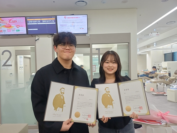 지난 20일 남매지간인 김희석군과 김하늘씨가 각각 헌혈유공장 은장과 금상을 수여받은 뒤 기념촬영을 하고 있다. 대한적십자사 대구경북혈액원 제공