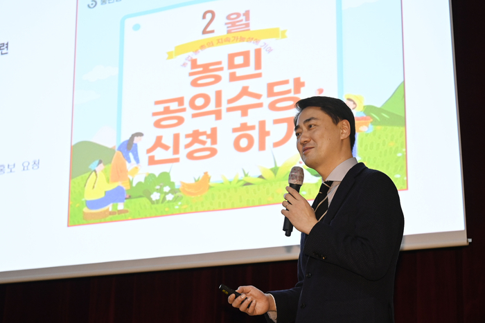 최재훈 달성군수가 농민 공익수당 제도 도입과 관련해 정책 설명을 하고 있다.<달성군 제공>