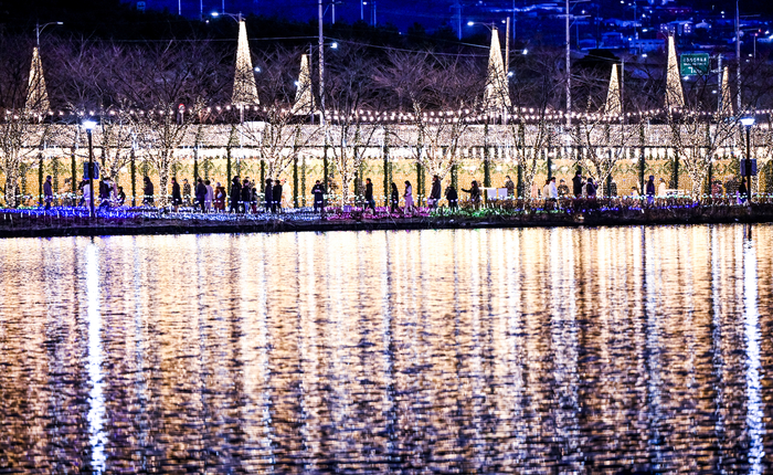 [포토뉴스] 송해공원, 겨울밤 ‘산타마을’로 변신