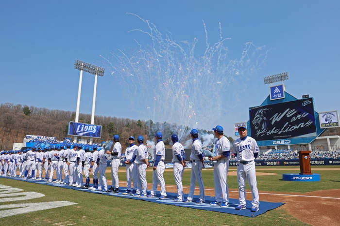 지난 3월22일 대구 삼성라이온즈파크에서 열린 삼성 라이온즈와 키움 히어로즈 개막전에서의 선수단. <삼성 라이온즈 제공>
