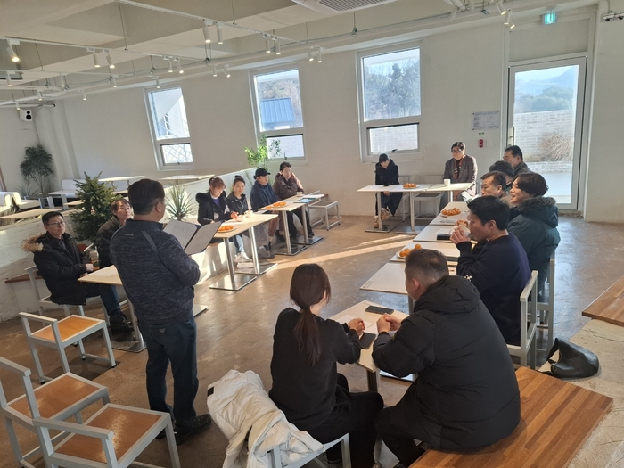 대구 달성군 옥포읍에서 열린 송해공원을 사랑하는 상가번영회 발족식에서 상인들이 향후 운영 방향과 상권 활성화 방안에 대해 논의하고 있다.<상가번영회 제공>