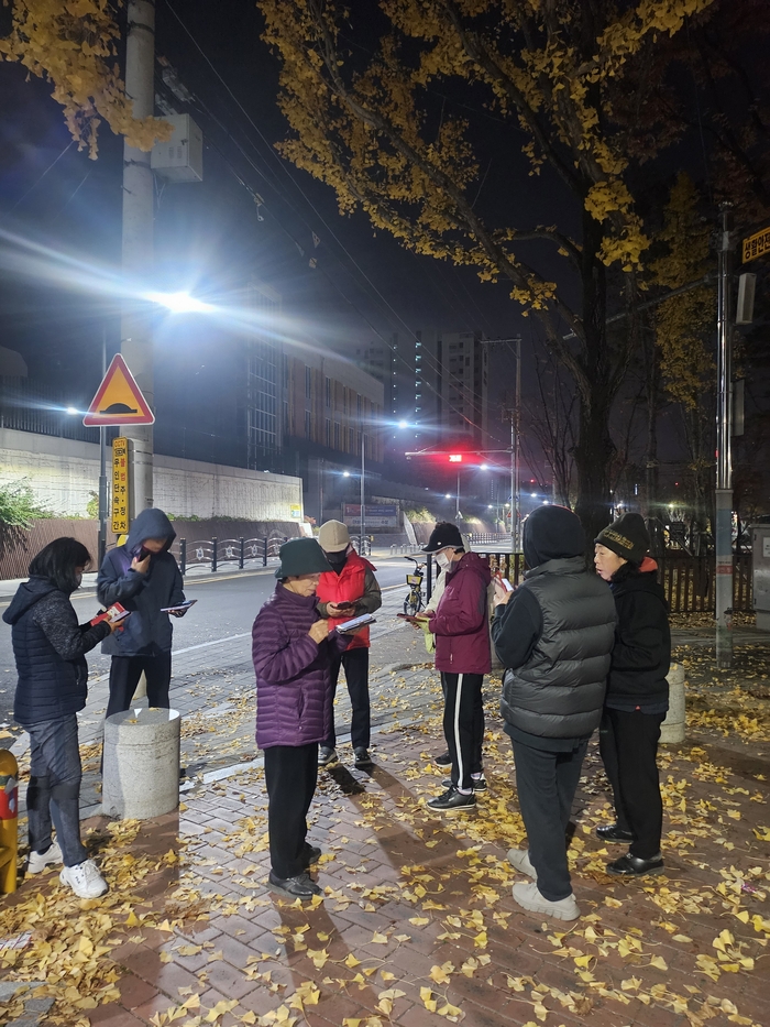 19일 대구 동구 신암동의 한 공원에서 운동을 나온 시민들이 앱에서 포인트 받기를 하고 있다. 김점순 시민기자