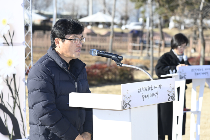 22일 대구 달성군 다사세천늪근린공원에서 열린 고 박건하 군 추모비 제막식에서 유가족 대표인 아버지가 단상에 올라 답사를 하고 있다. 아들의 이름이 새겨진 추모비 앞에서 그는 짧지만 절제된 말로 감사와 다짐을 전했고, 행사장은 깊은 침묵과 눈물로 가득 찼다.<달성군 제공>