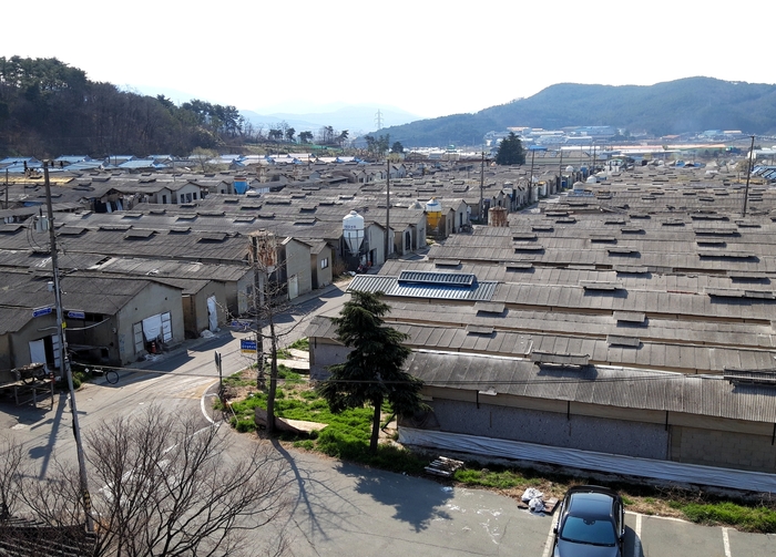 경주시 천북면 신당리 희망농원 일대에 노후 계사와 주택이 빼곡히 들어서 있다. 이 지역은 주거 환경 개선을 위한 개발 논의가 수년째 이어지고 있다. 경주시 제공