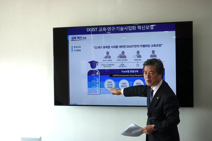 DGIST 교육·연구 기술사업화 혁식 모델을 설명하고 있는 한상철 박사. 한 박사는 DGIST기획처장·산학협력단장을 역임하면서 대학의 체질을 개선하는데 각별한 노력을 기울였다. 경북도 제공