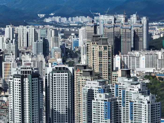 대구 수성구 법이산에서 바라본 수성구 지역 아파트.  <영남일보 DB>