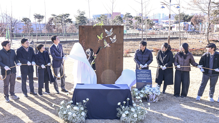 22일 대구 달성군 세천늪근린공원에서 열린 고 박건하군 추모비 제막식에서 유가족과 친구들, 군청 관계자들이 추모비 제막을 하고 있다. 이번 추모비는 물에 빠진 친구들을 구하다 숨진 박 군의 숭고한 희생을 기리기 위해 마련됐으며, 박 군은 정부로부터 의사자로 지정되고 대구시와 달성군에서는 각각 의로운 시민과 의로운 군민으로 지정됐다.이현덕기자 lhd@yeongnam.com