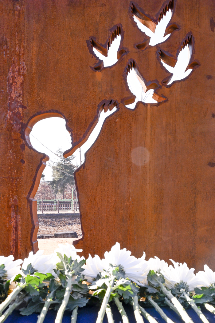 22일 대구 달성군 세천늪근린공원에 세워진 고 박건하군 의사자 추모비에 어린 소년이 새를 놓아 보내는 형상이 부조로 표현돼 있다. 조형물 속 아이의 실루엣과 날아오르는 새들은 물에 빠진 친구들을 구하다 숨진 박 군의 숭고한 선택과, 그 마음이 지역사회의 기억 속에 남아 있음을 상징적으로 담아내고 있다. 박 군은 정부로부터 의사자로 지정되고 대구시와 달성군에서는 각각 의로운 시민과 의로운 군민으로 지정됐다.
이현덕기자 lhd@yeongnam.com 